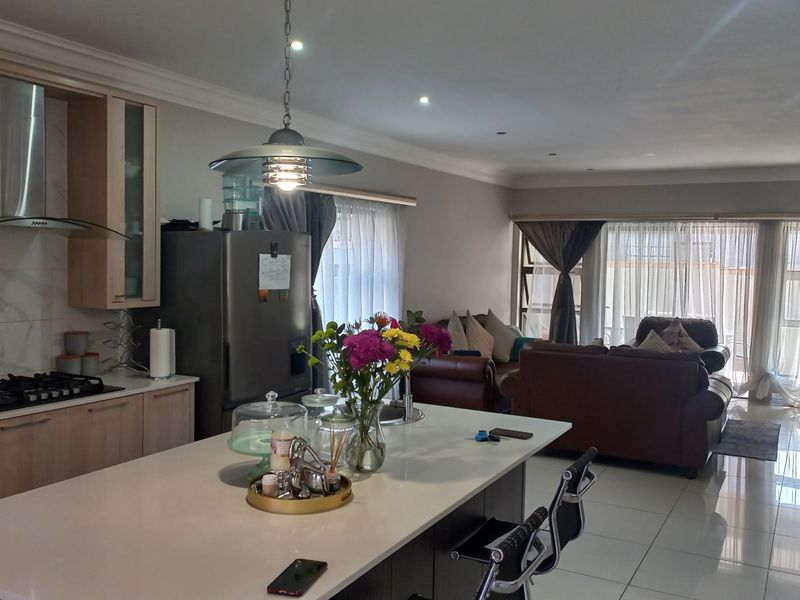 3 Bedroom Duplex Townhouse For Sale in Wild Olive - Photo 5