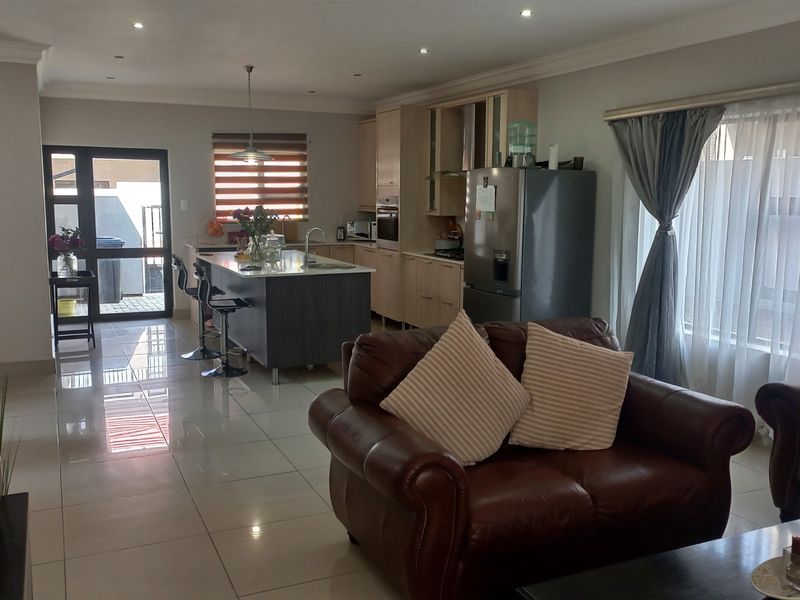 3 Bedroom Duplex Townhouse For Sale in Wild Olive - Photo 9