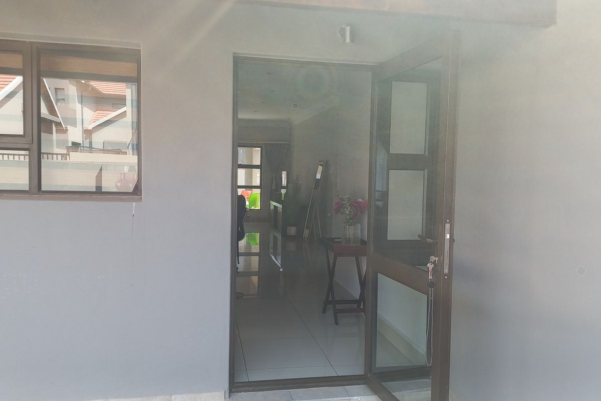 3 Bedroom Duplex Townhouse For Sale in Wild Olive - Photo 3