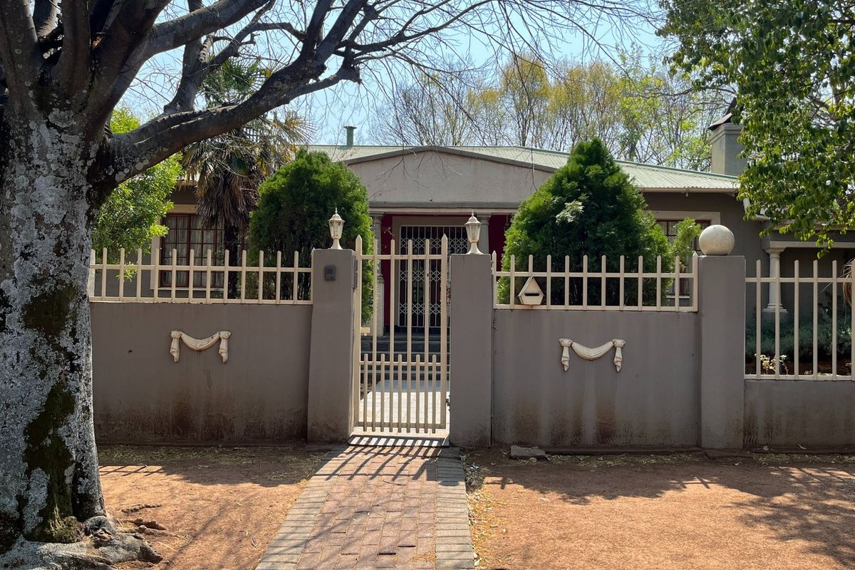 Luxurious 5-Bedroom Home for Sale in Prime Westdene Location - Photo 2