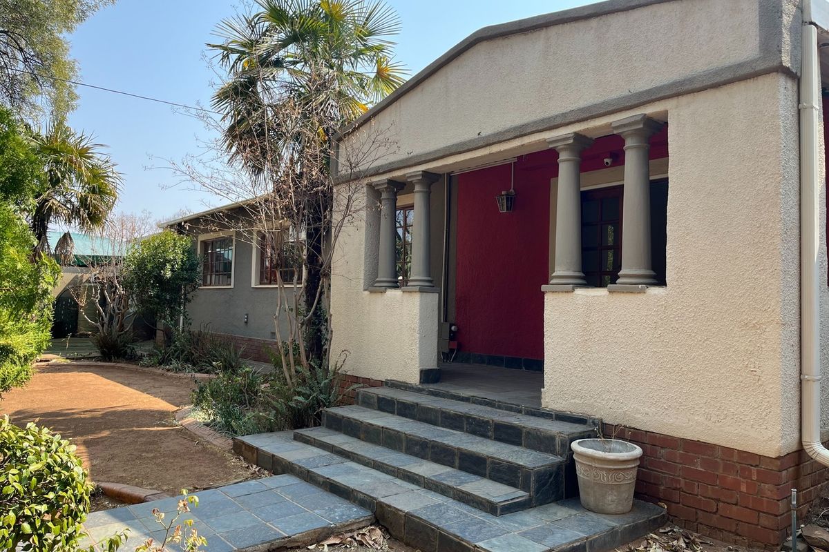 Luxurious 5-Bedroom Home for Sale in Prime Westdene Location - Photo 3