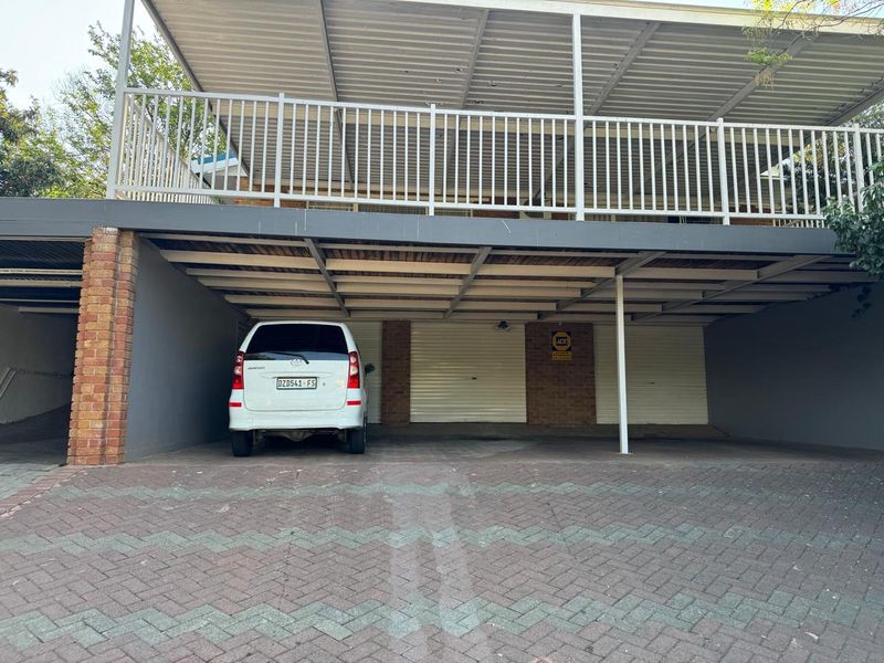 Elegant 3 Bedroom House with Garden Cottage and Flatlet in Heuwelsig - Photo 2