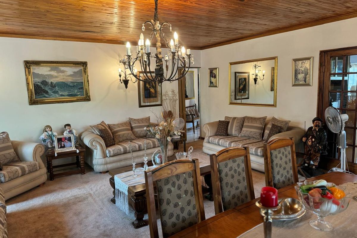 Elegant 3 Bedroom House with Garden Cottage and Flatlet in Heuwelsig - Photo 4