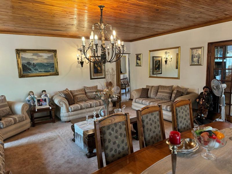 Elegant 3 Bedroom House with Garden Cottage and Flatlet in Heuwelsig - Photo 4