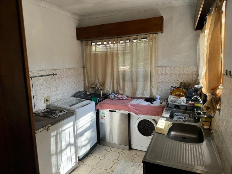 Elegant 3 Bedroom House with Garden Cottage and Flatlet in Heuwelsig - Photo 10