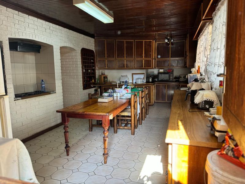 Elegant 3 Bedroom House with Garden Cottage and Flatlet in Heuwelsig - Photo 9