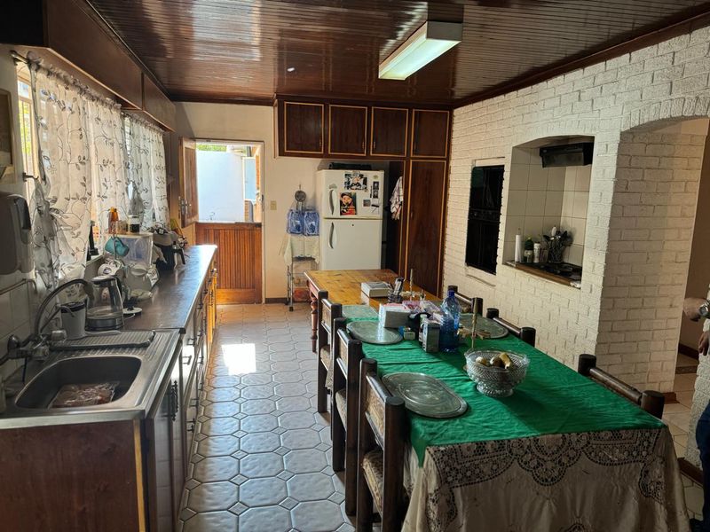 Elegant 3 Bedroom House with Garden Cottage and Flatlet in Heuwelsig - Photo 8