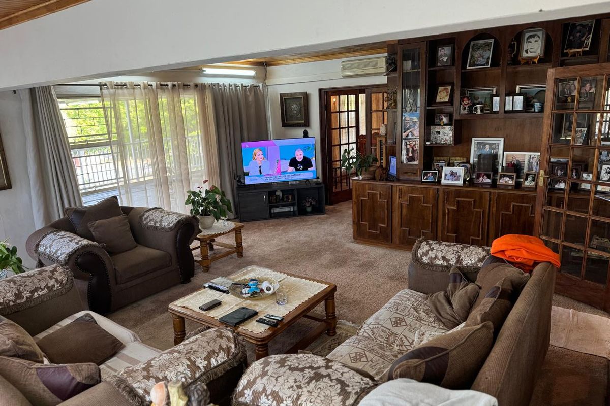 Elegant 3 Bedroom House with Garden Cottage and Flatlet in Heuwelsig - Photo 5