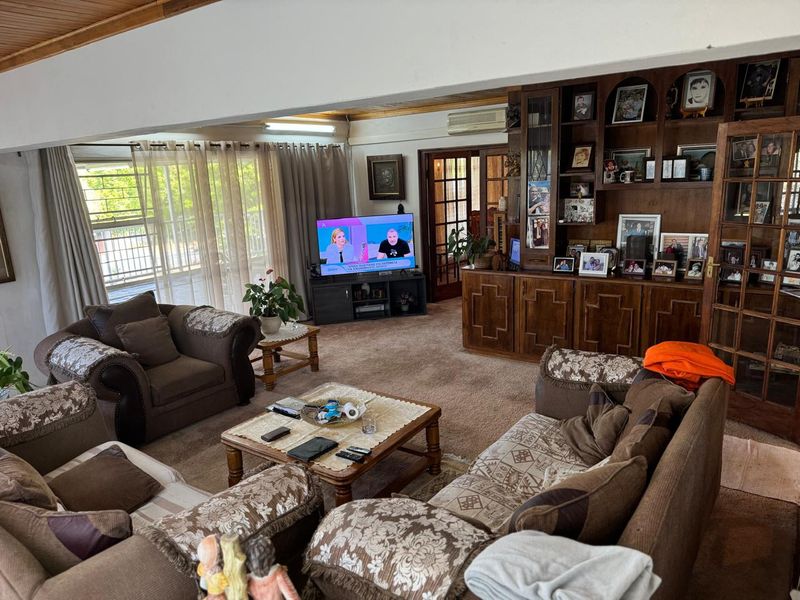 Elegant 3 Bedroom House with Garden Cottage and Flatlet in Heuwelsig - Photo 5
