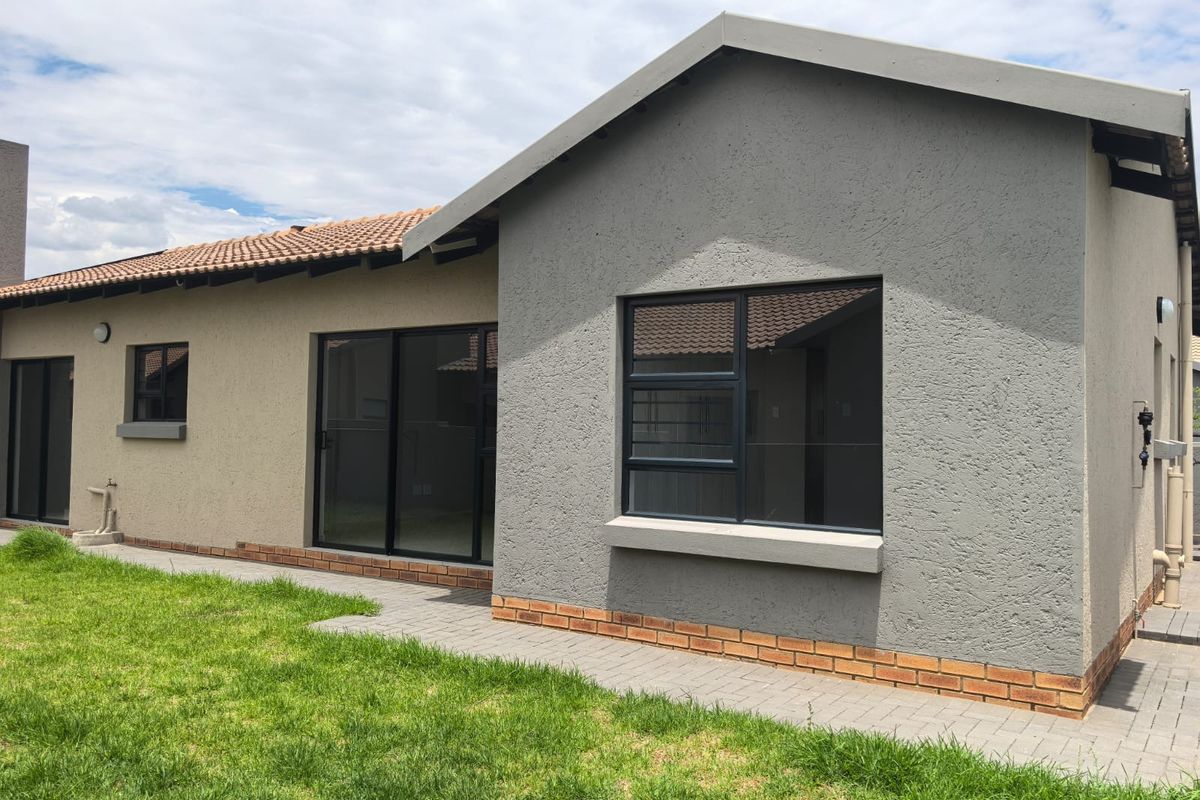 3 Bedroom Townhouse for sale in Charlton Estate - Photo 2