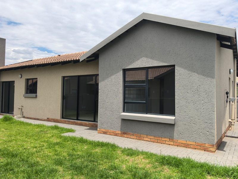 3 Bedroom Townhouse for sale in Charlton Estate - Photo 2