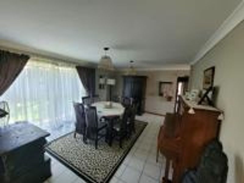 Beautiful family friendly home in RIebeeckstad for sale - Photo 3