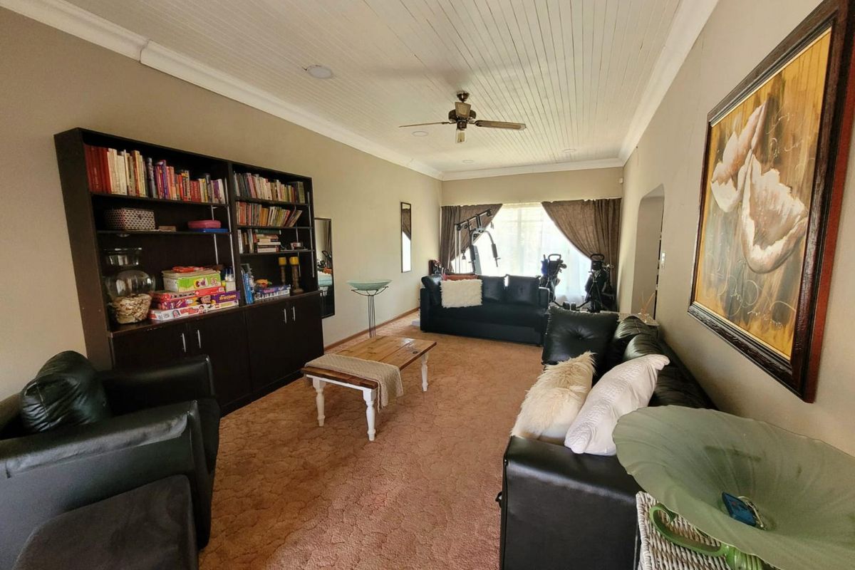 Beautiful family friendly home in RIebeeckstad for sale - Photo 4