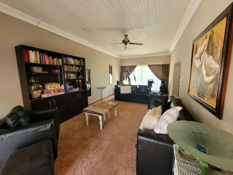 Beautiful family friendly home in RIebeeckstad for sale - Photo 4