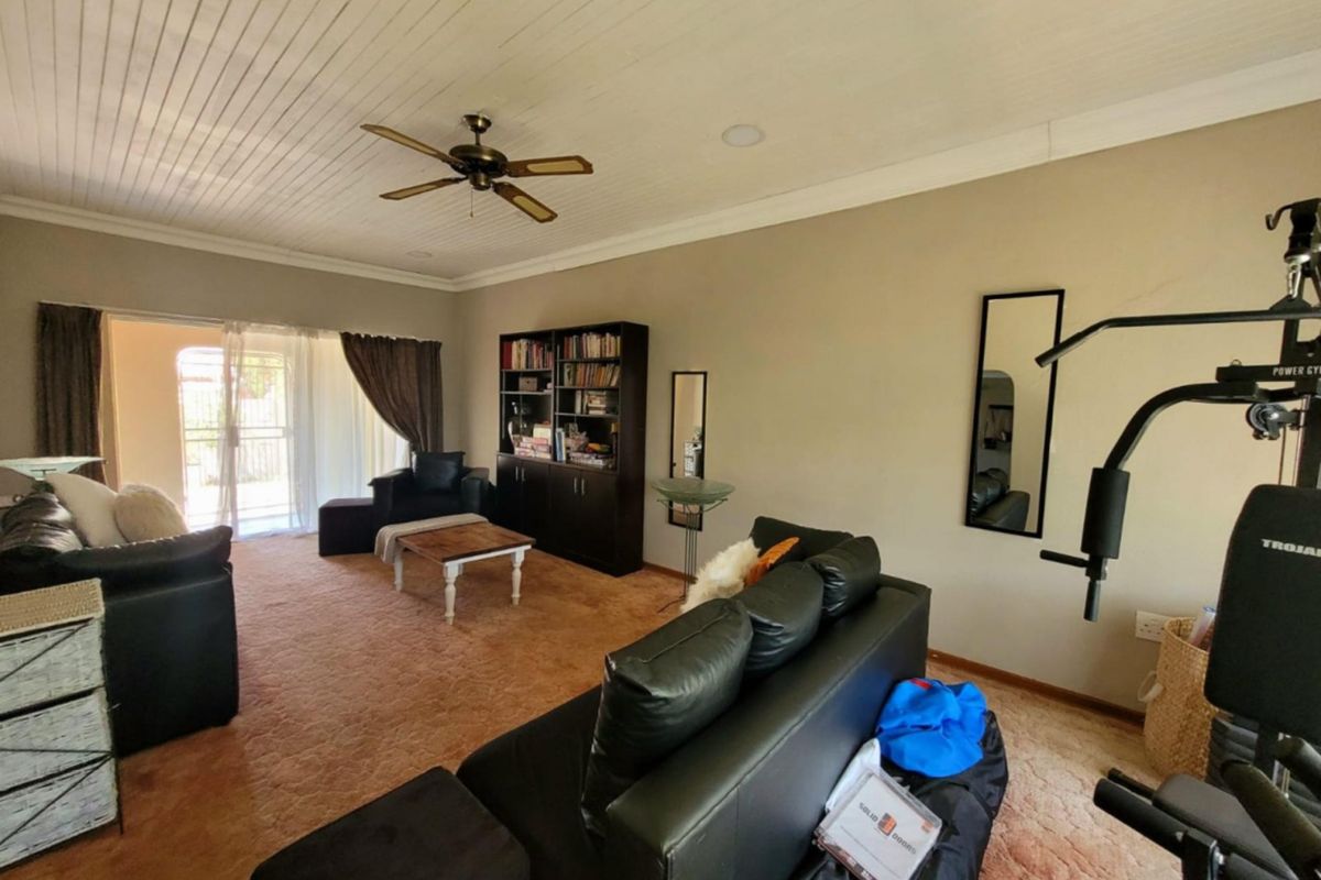 Beautiful family friendly home in RIebeeckstad for sale - Photo 5