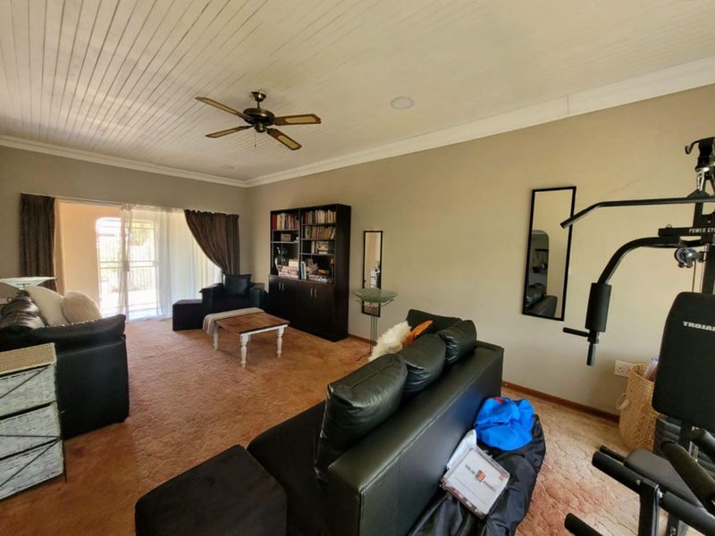 Beautiful family friendly home in RIebeeckstad for sale - Photo 5