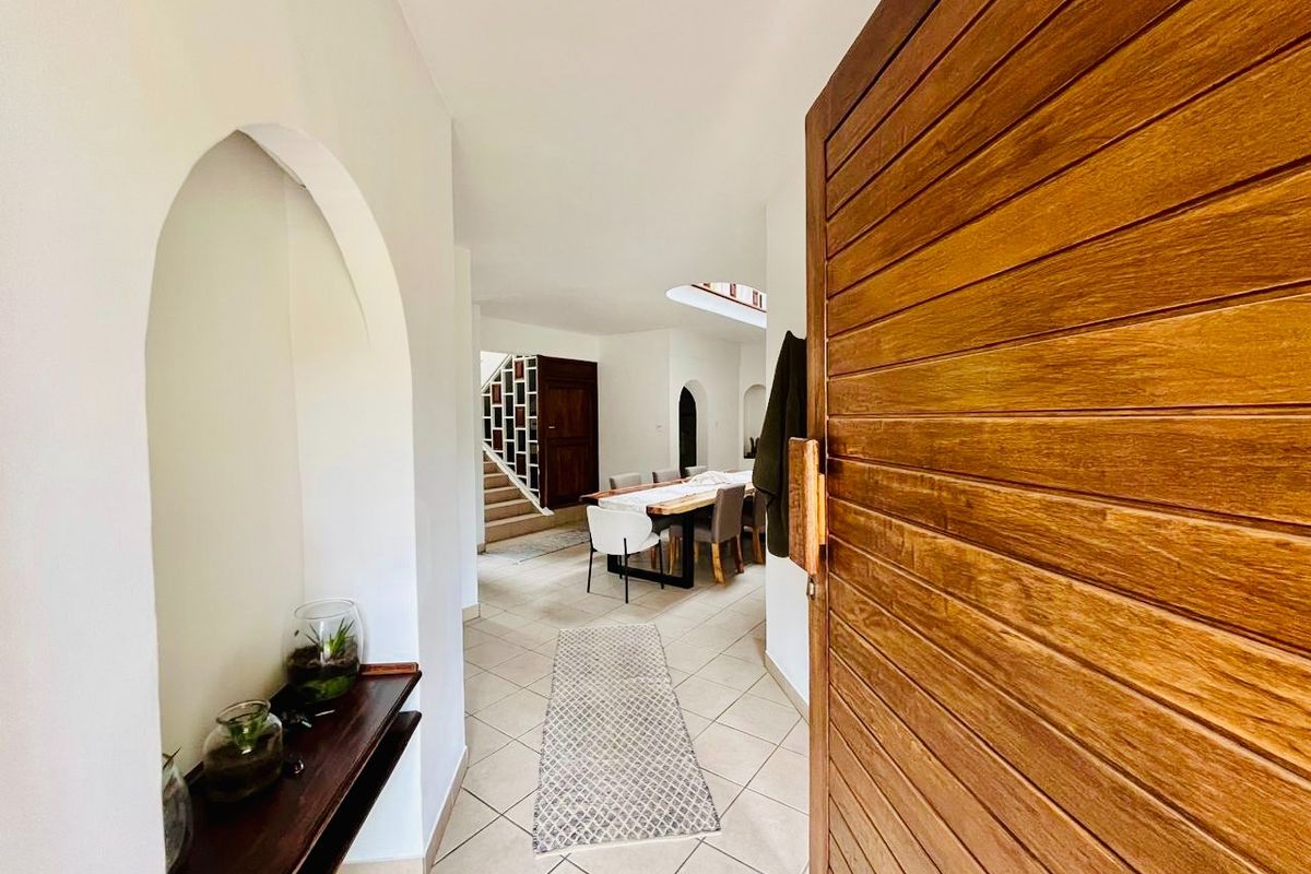 Luxurious 5-Bedroom Residence with Premium Amenities - Photo 4