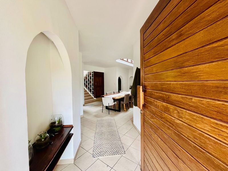 Luxurious 5-Bedroom Residence with Premium Amenities - Photo 4