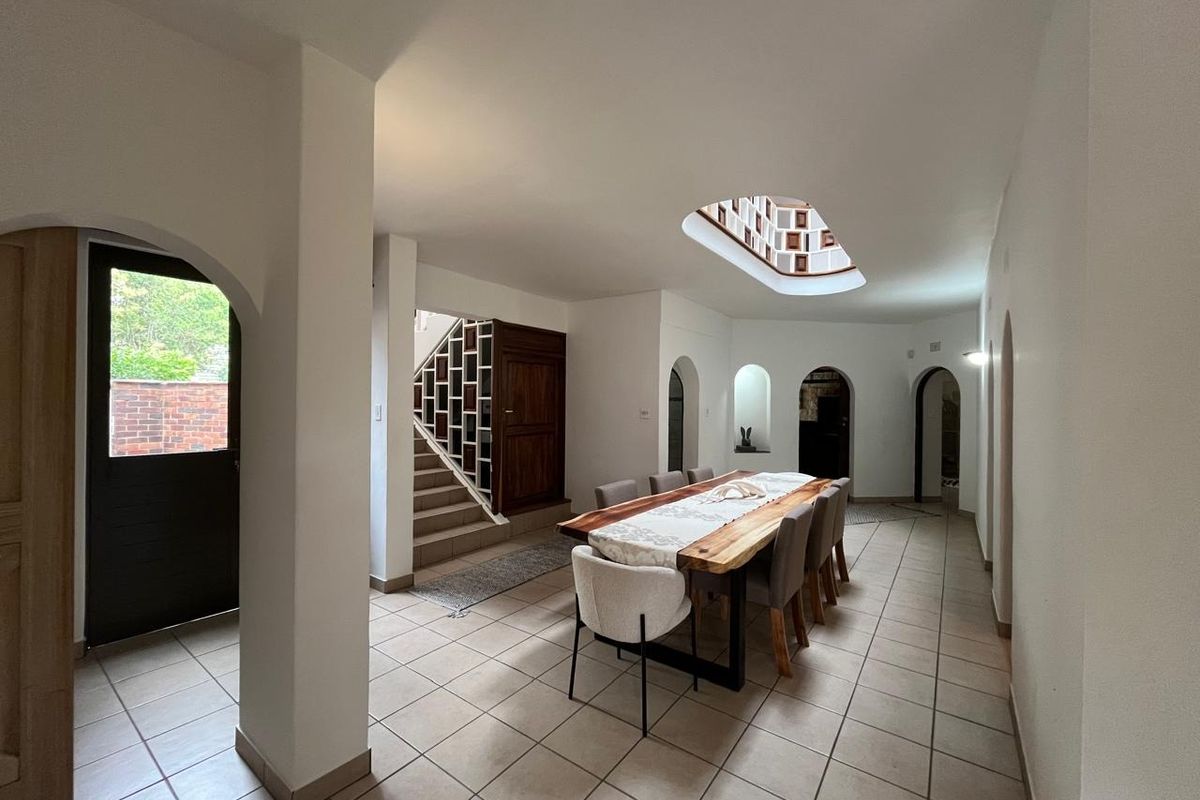 Luxurious 5-Bedroom Residence with Premium Amenities - Photo 5