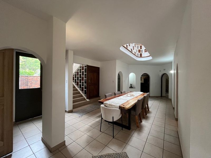 Luxurious 5-Bedroom Residence with Premium Amenities - Photo 5