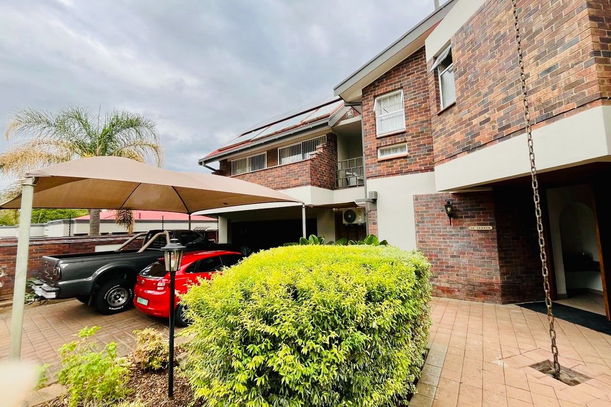 Luxurious 5-Bedroom Residence with Premium Amenities - Photo 2