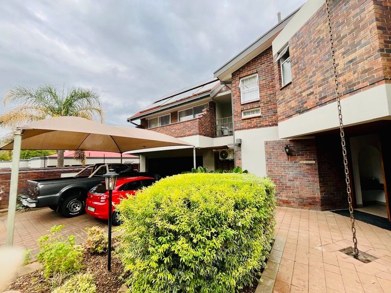 Luxurious 5-Bedroom Residence with Premium Amenities - Photo 2