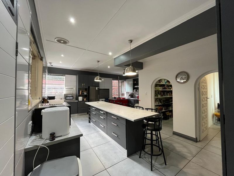 Luxurious 5-Bedroom Residence with Premium Amenities - Photo 10