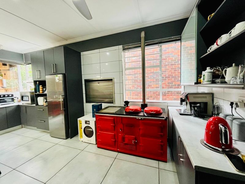 Luxurious 5-Bedroom Residence with Premium Amenities - Photo 9