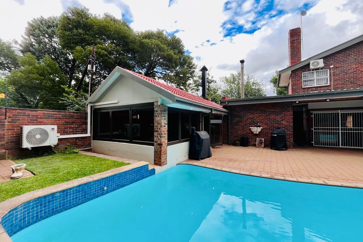 Luxurious 5-Bedroom Residence with Premium Amenities - Photo 3