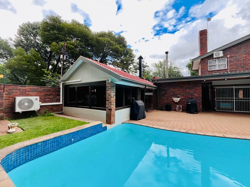 Luxurious 5-Bedroom Residence with Premium Amenities - Photo 3