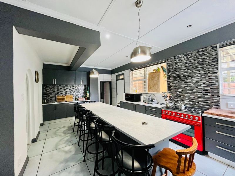 Luxurious 5-Bedroom Residence with Premium Amenities - Photo 8