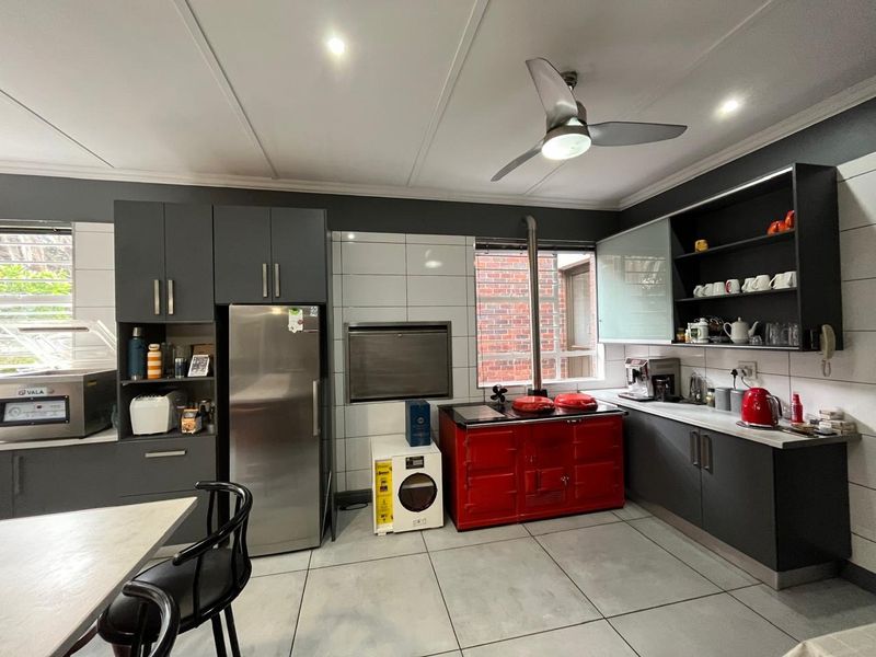 Luxurious 5-Bedroom Residence with Premium Amenities - Photo 7