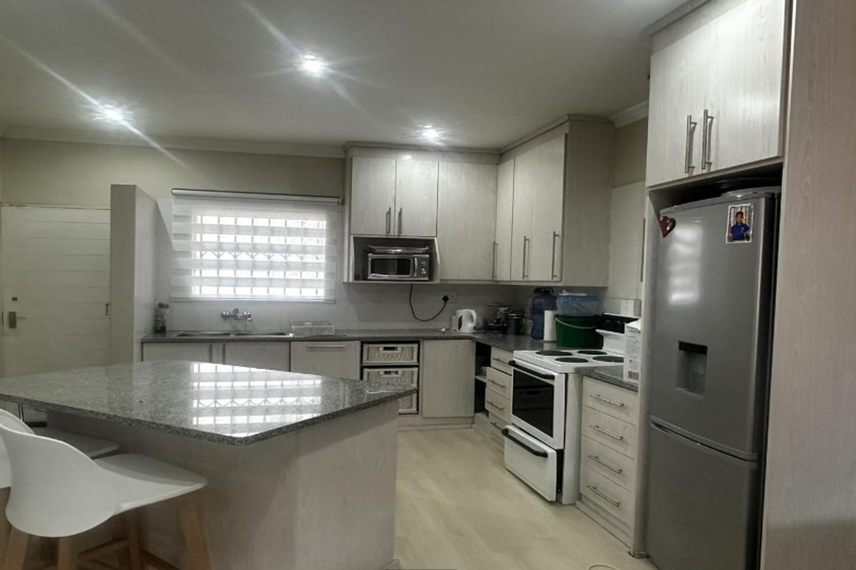 A modern 2-bedroom townhouse for sale in town of roses. - Photo 4