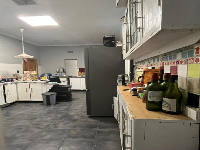An exclusive four-bedroom home with a 1 bedroom flat - Photo 6