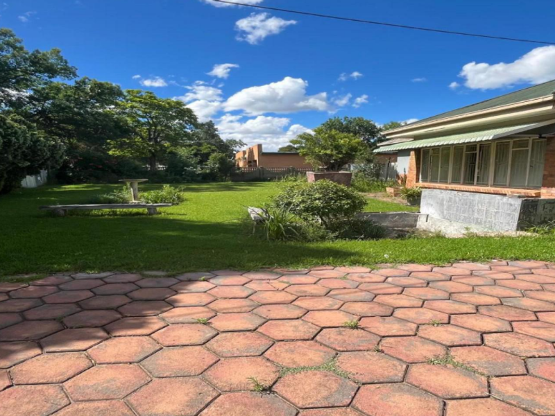 An exclusive four-bedroom home with a 1 bedroom flat - Photo 2