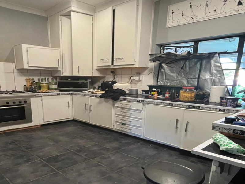 An exclusive four-bedroom home with a 1 bedroom flat - Photo 5