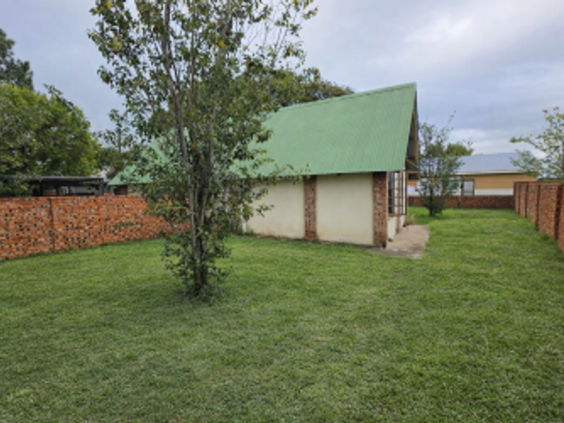 Charming and Cozy Bachelor Flat with Spacious Garden - Photo 2