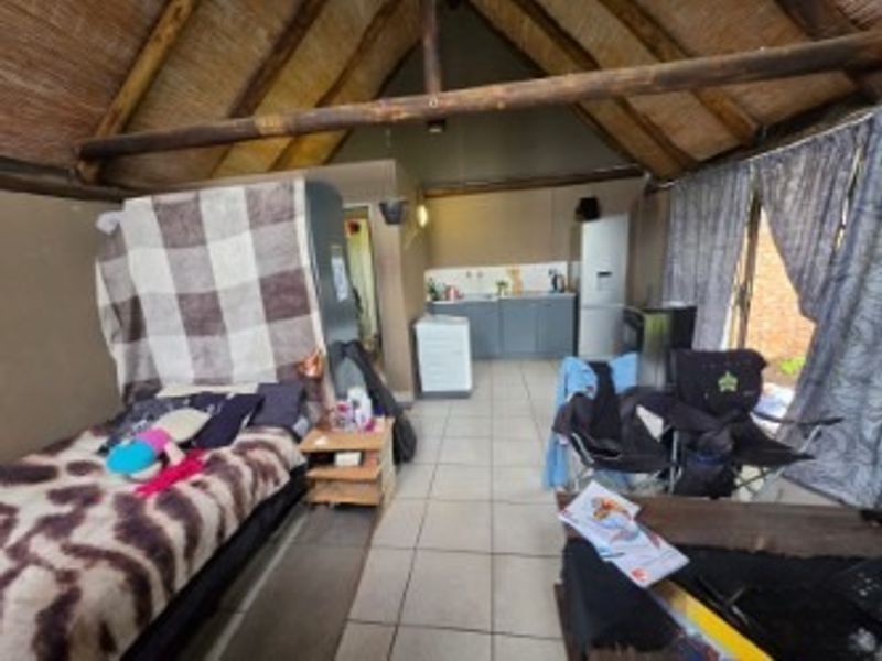 Charming and Cozy Bachelor Flat with Spacious Garden - Photo 8