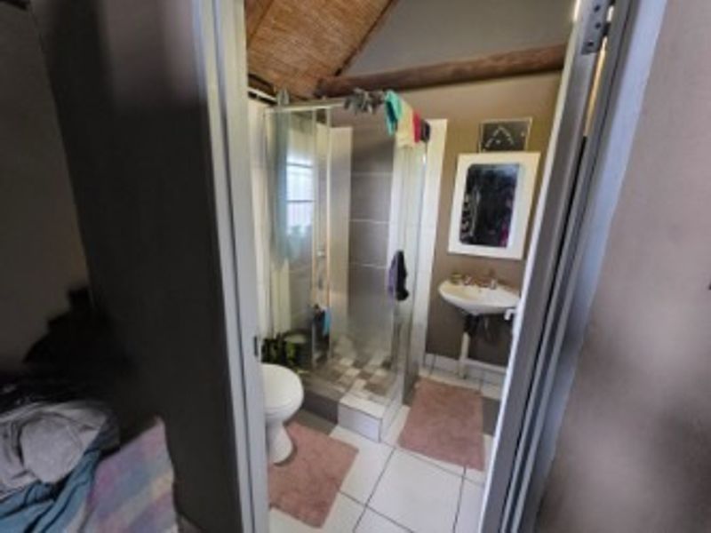 Charming and Cozy Bachelor Flat with Spacious Garden - Photo 7