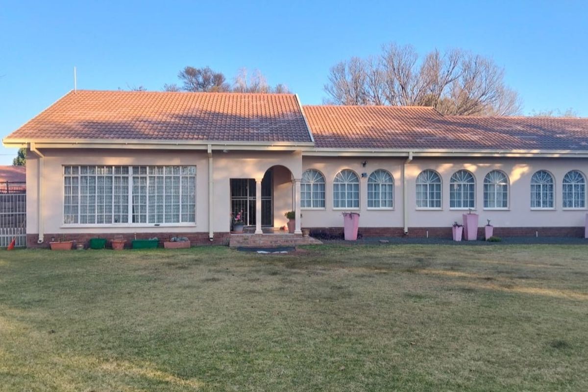 Beautiful Family Home OR Perfect Investment Opportunity - Photo 3