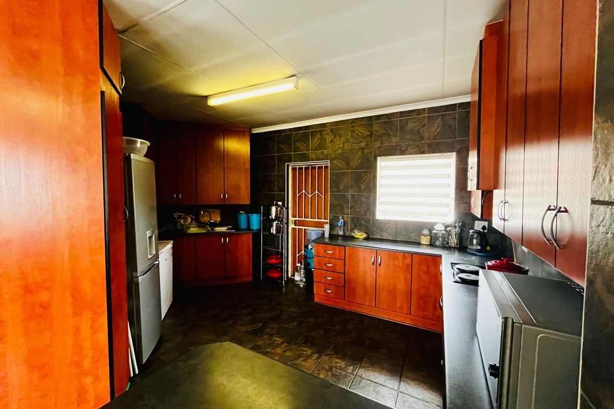 Modern Duet in Universitas Ridge – Stylish, Secure & Spacious! - Photo 5