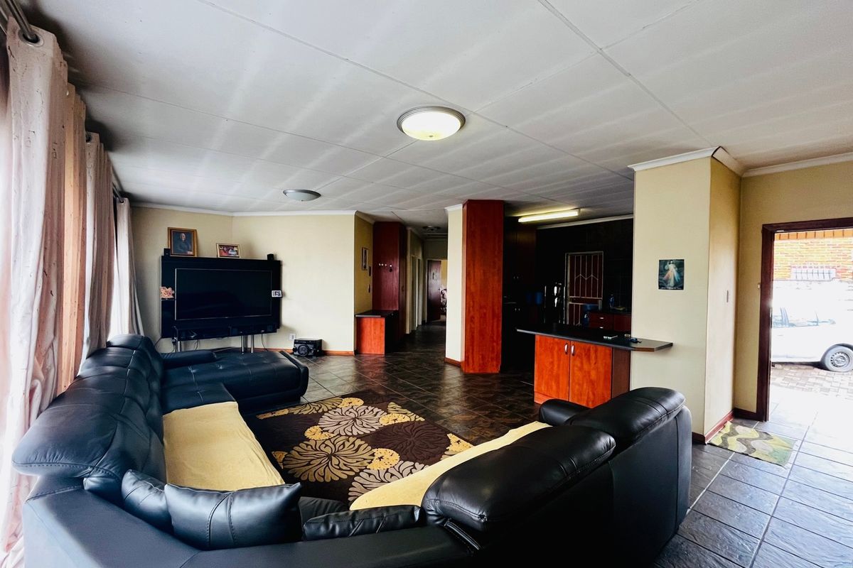 Modern Duet in Universitas Ridge – Stylish, Secure & Spacious! - Photo 3
