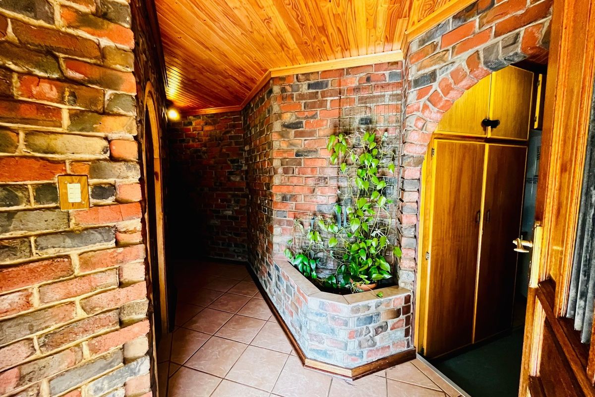 Spacious Facebrick Family Home in a Quiet Street - Photo 2