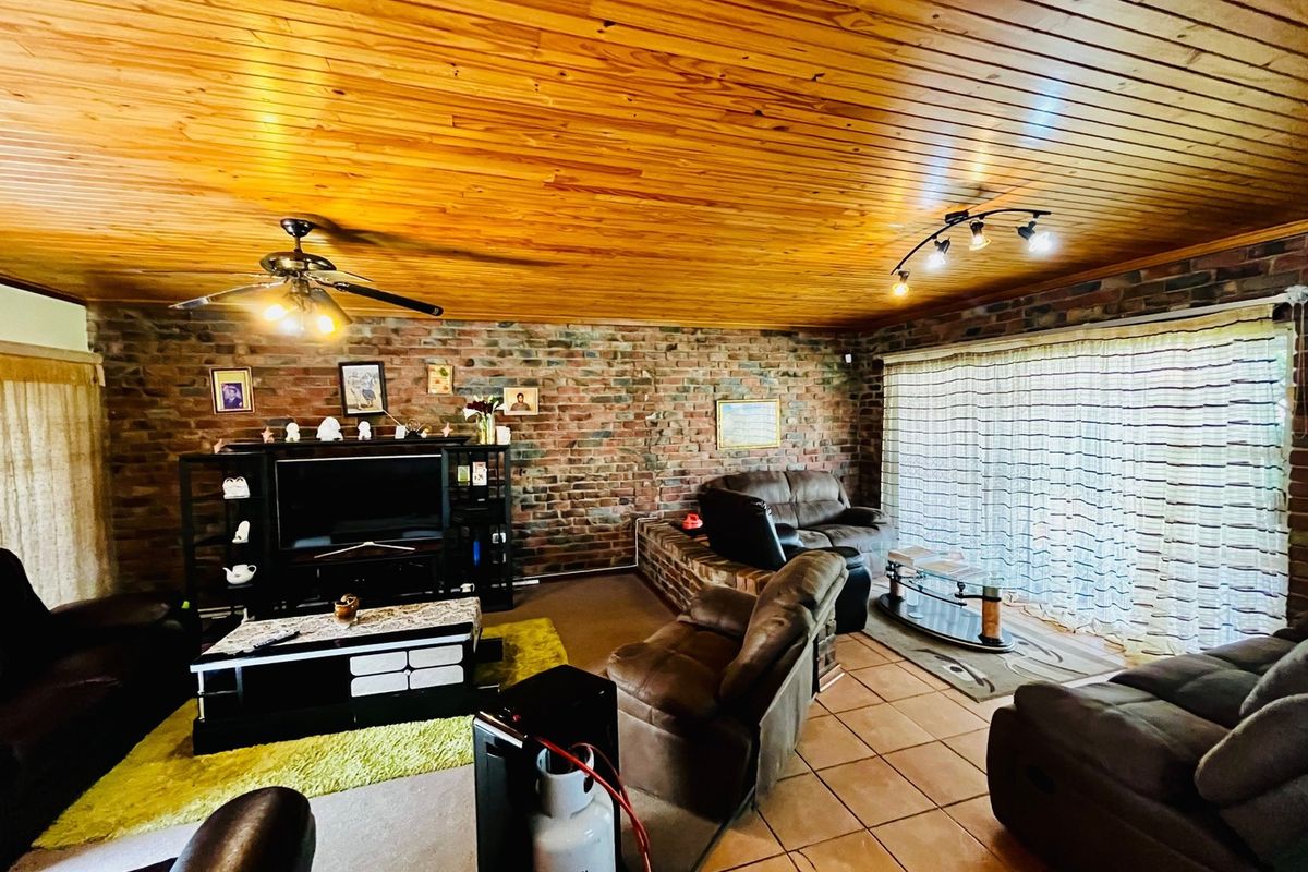 Spacious Facebrick Family Home in a Quiet Street - Photo 3