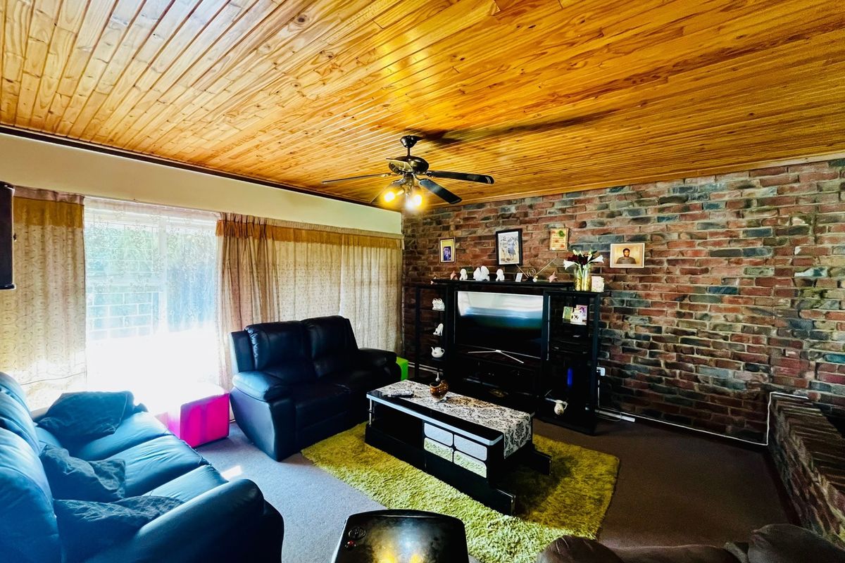 Spacious Facebrick Family Home in a Quiet Street - Photo 4