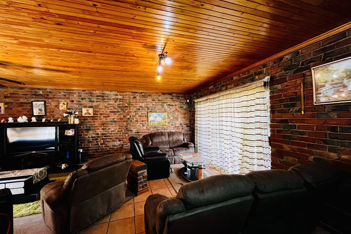 Spacious Facebrick Family Home in a Quiet Street - Photo 5