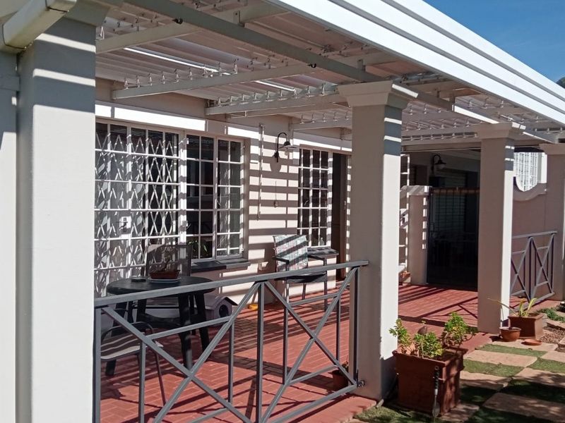 Beautiful 3 bedroom townhouse in Arboretum Bloemfontein - Photo 2
