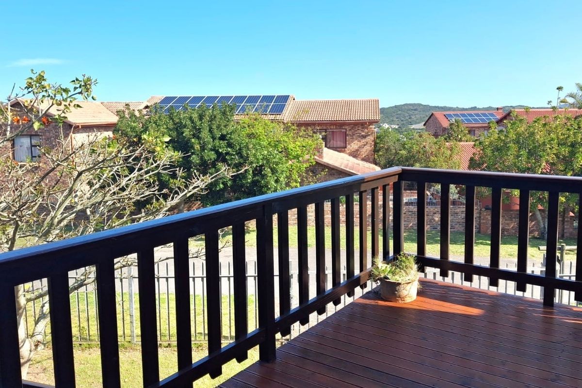 Panoramic views and effortless seaside living - Photo 2