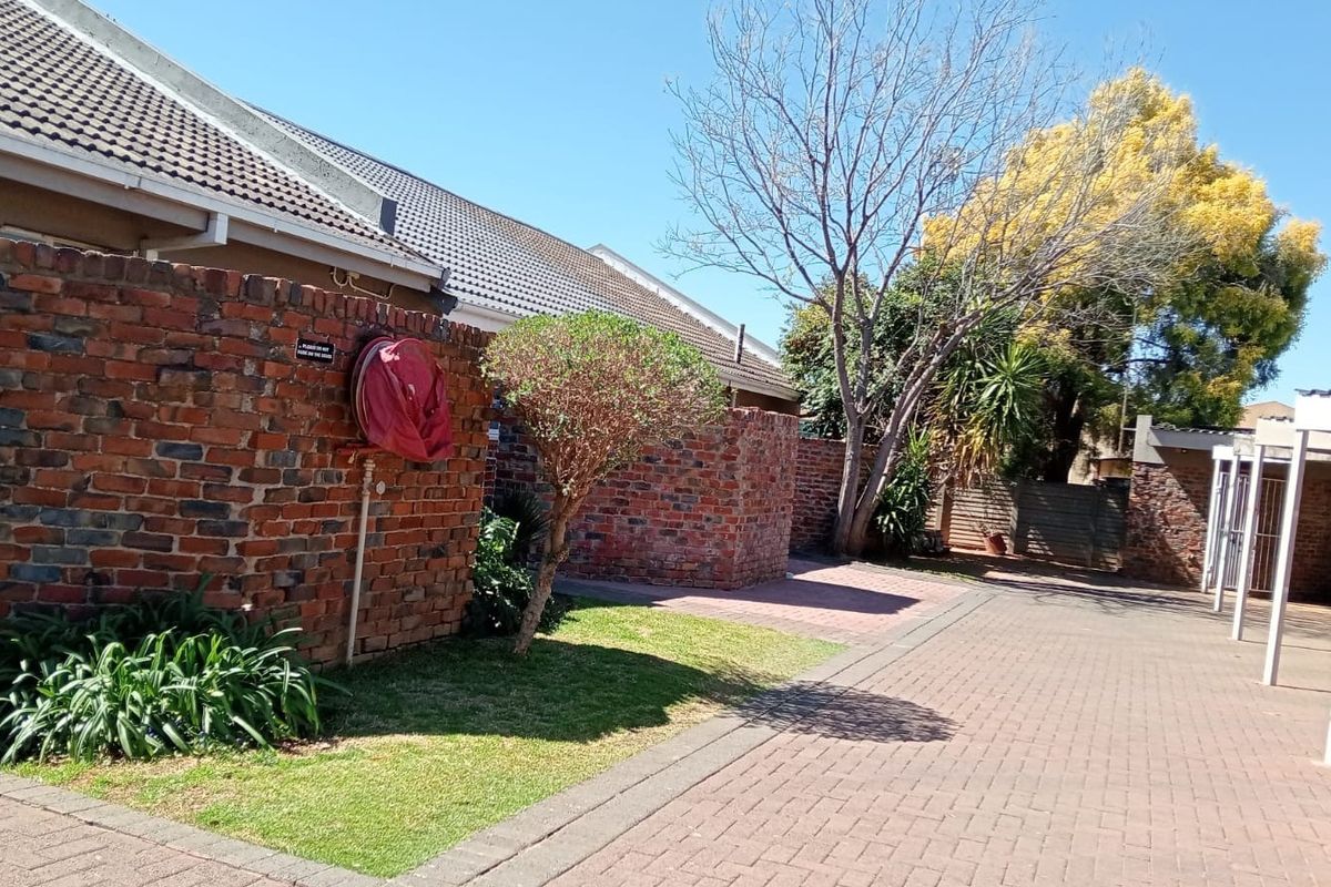 Beautiful 2-Bedroom Townhouse in Pellissierpark – A Fantastic Opportunity! - Photo 2