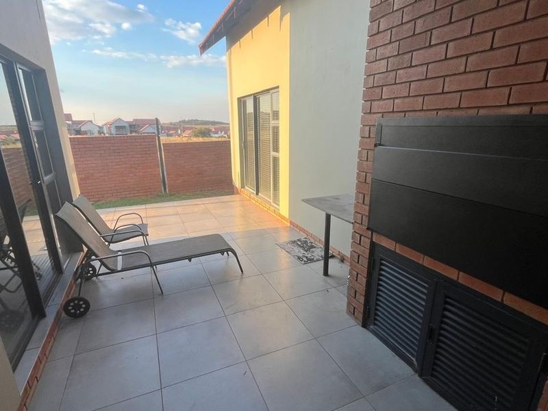 Stunning 3-Bedroom Townhouse for Sale in Wild Olive - Photo 2